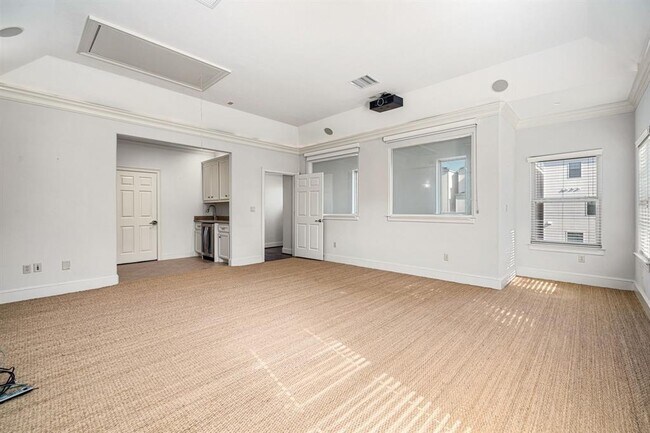 Building Photo - 6115 Hamman St