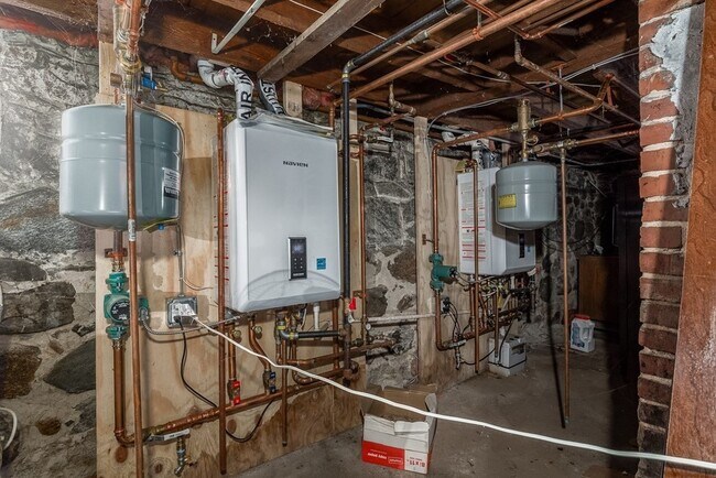 Building Photo - 179 Main St