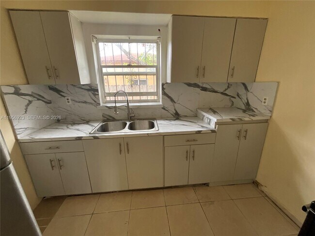 Building Photo - 648 NE 139th St