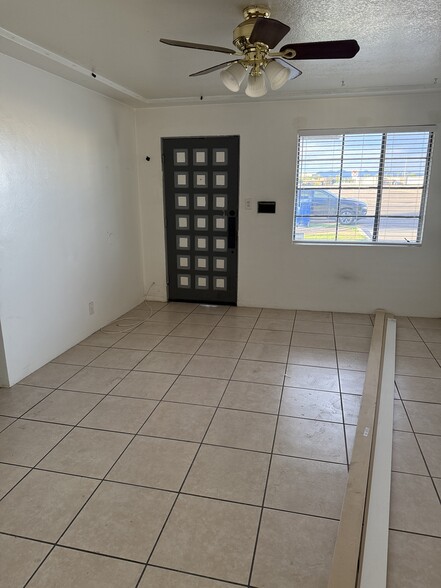 Building Photo - 223 E 2nd St