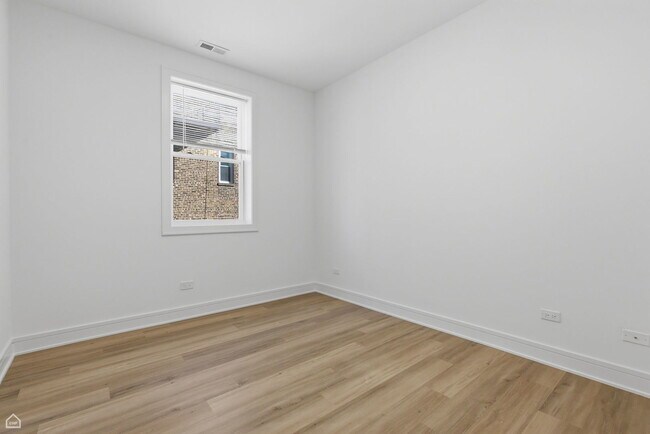 Building Photo - 4841 S Prairie Ave