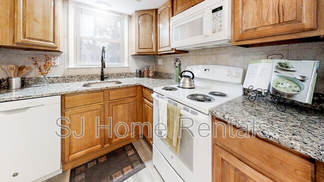 Building Photo - 1107 Hickory St