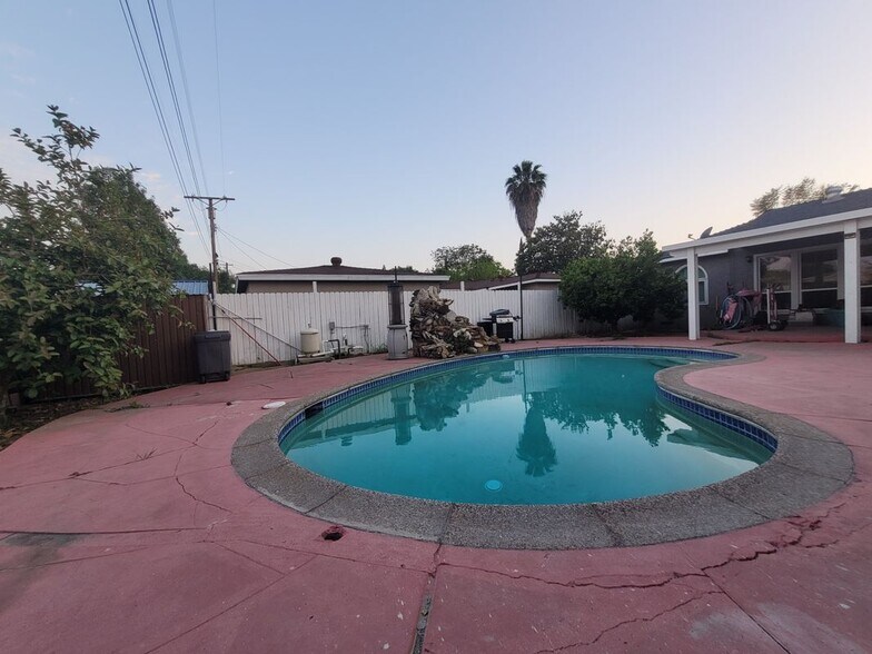 Building Photo - 10854 Marklein Ave