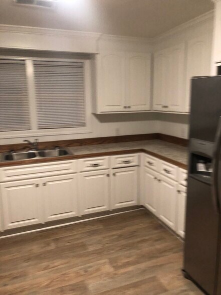Eat in Kitchen - 1645 Belleville Rd