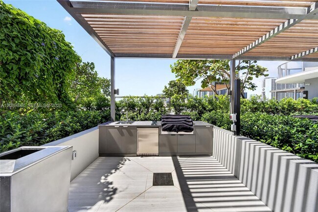 Building Photo - 1400 Biscayne Blvd