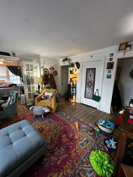 Building Photo - 1700 E Chateau Pl