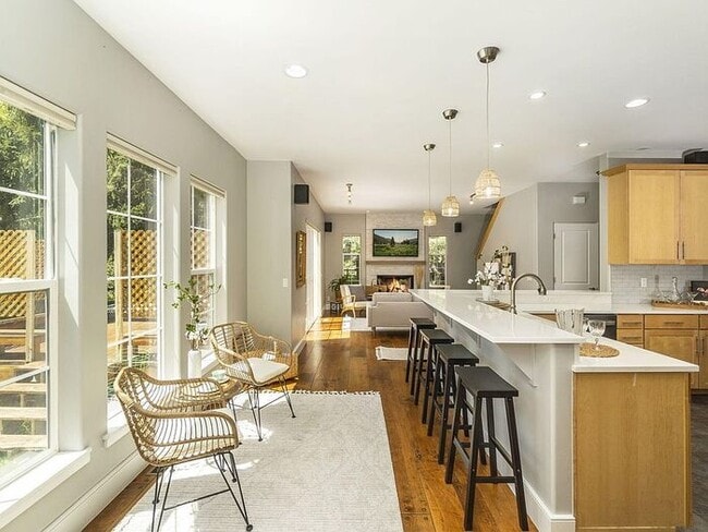 Building Photo - This light filled & charming home in a convenient location!