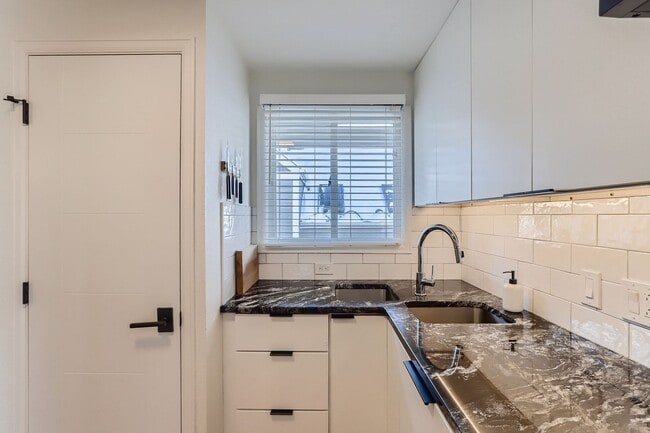 Building Photo - Pearl Street 1BR | Walkable, Remodeled, Covered Parking