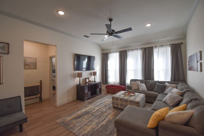 Building Photo - Available! Gorgeous 3 Bedroom 2 Bath in Tyler!
