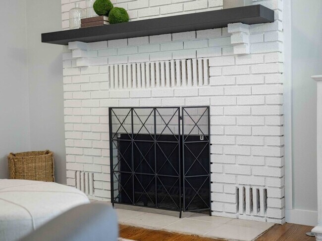 Building Photo - 201 N Dogwood St