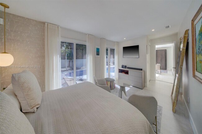 Building Photo - 2020 Alamanda Dr