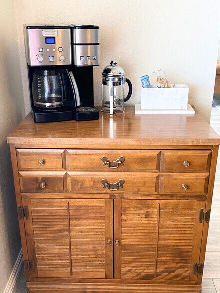 Coffee maker, French press & frother for the coffee connoisseurs. - 1778 W 28th St