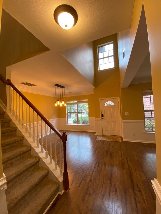 Building Photo - Townhome in a great location!