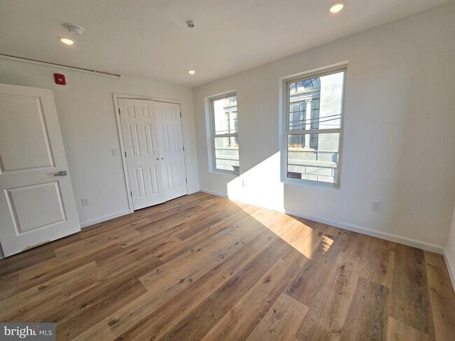 Building Photo - 2401 Kensington Ave