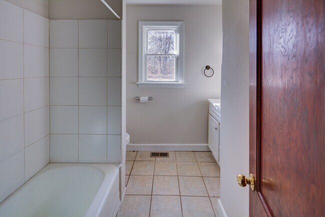 Building Photo - Charming Cecil Cape Cod Showing Saturday 12/13 9am-9:15am