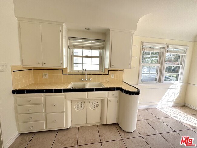Building Photo - 4229 Sutro Ave