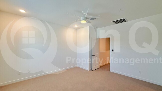Building Photo - 2746 W Red Fox Rd