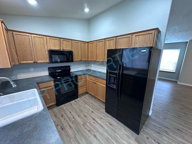 Building Photo - Charming 3-Bed Oasis with 2.5 Baths in Sandy, OR – Spacious 1,542 Sq Ft Gem on Jade Glen Ave!