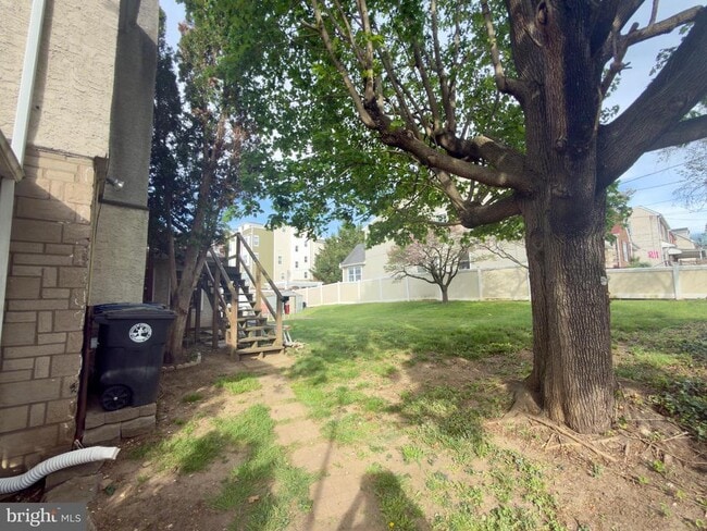 Building Photo - 422 W 6th Ave