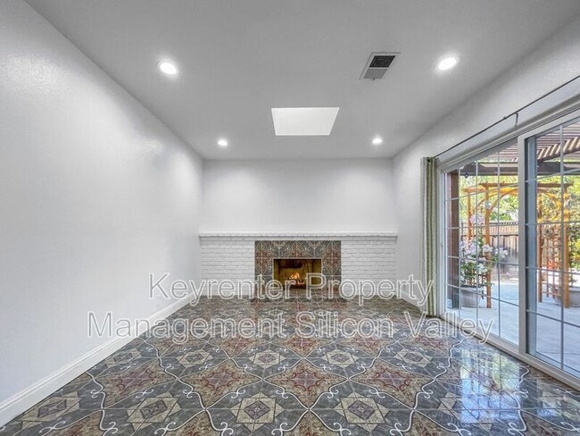 Building Photo - 1718 Vista Glen Dr