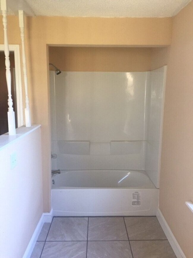 Building Photo - 210 Pineleaf Ln