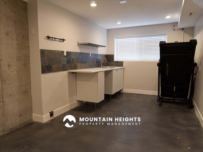 Building Photo - 8589 Kings Hill Dr