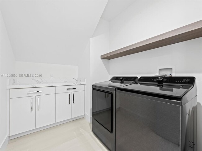 Building Photo - 2657 NE 34th St