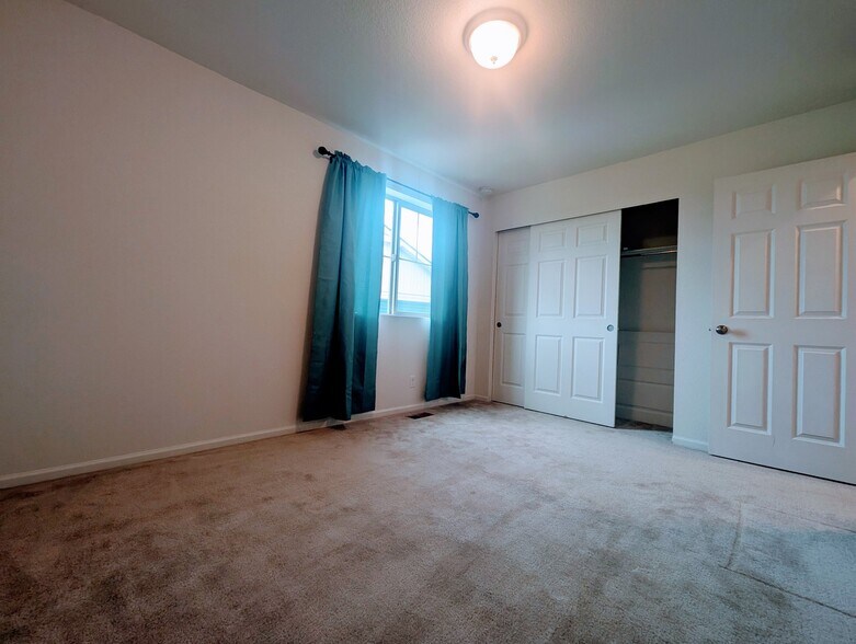 Building Photo - 5325 Ventura St