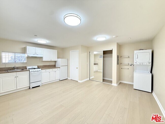Building Photo - 364 N San Vicente Blvd