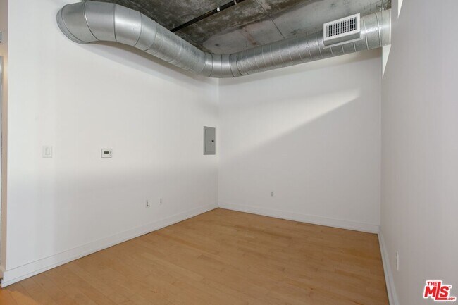Building Photo - 645 W 9th St