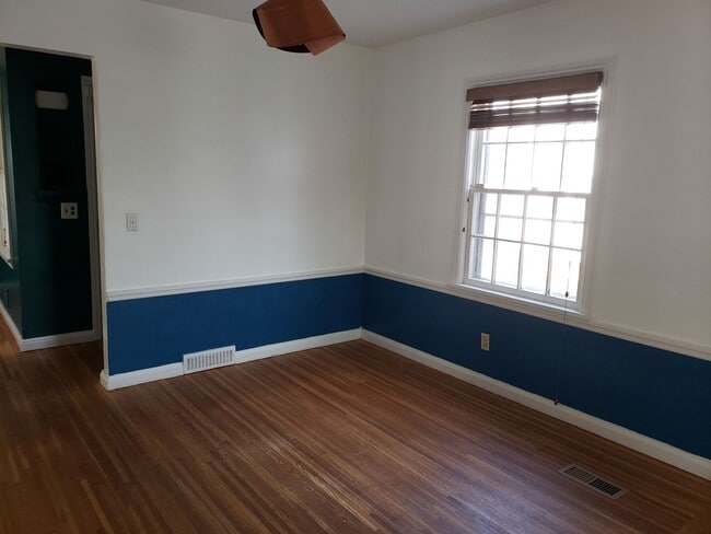 Building Photo - Charming 3 bedroom single family home loca...