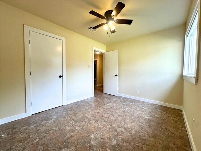 Building Photo - 2525 Dovemeadow Dr