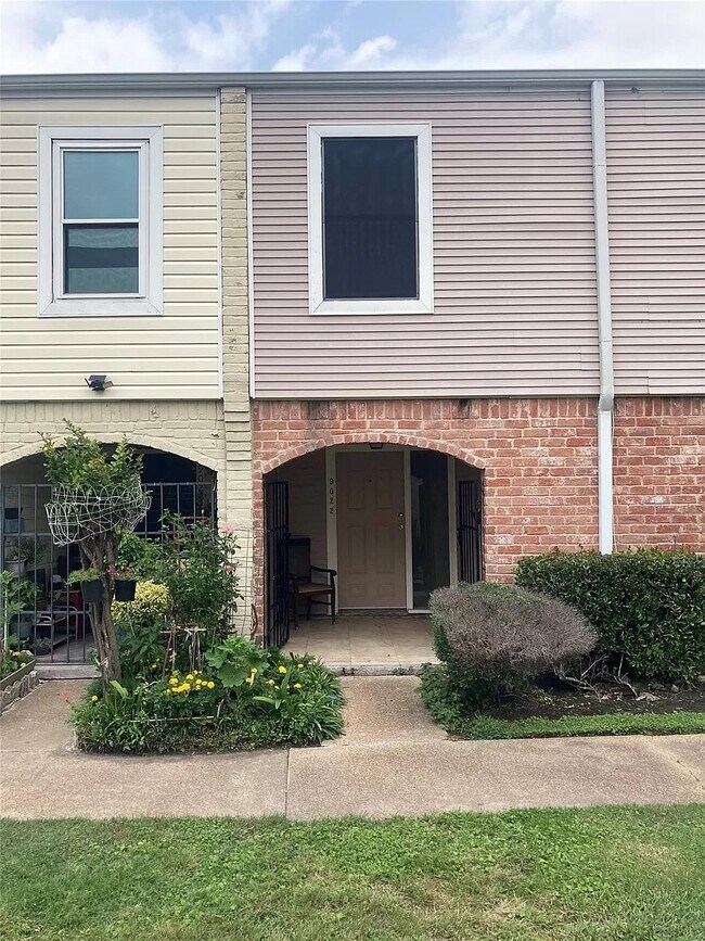 Building Photo - 9022 Wilcrest Dr