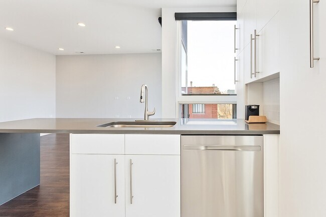 Building Photo - 3301 N Sheffield Ave