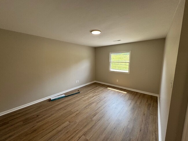 Building Photo - 2127 Hollins Rd NE