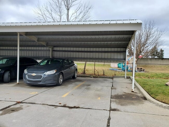 Building Photo - 2 Bed / 2 Bath Condo with In-Unit Laundry, Granite Countertops, Ceiling Fans, All Appliances, Car...