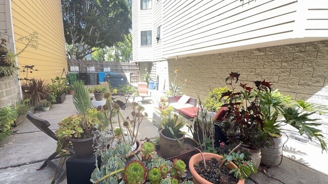 Building Photo - EPIC REA: Charming 2Bed/1Bath Condo w/ Parking