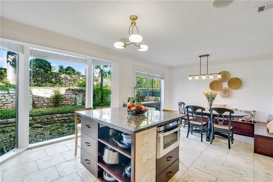 Kitchen & breakfast area - 141 World of Tennis Sq