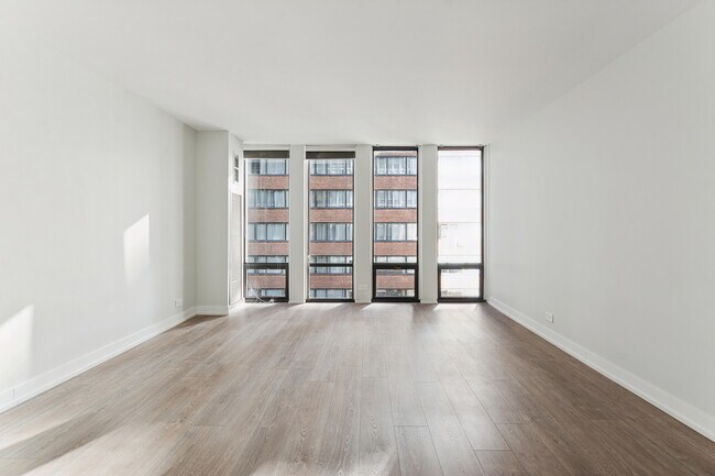 Building Photo - 200 E Delaware Pl