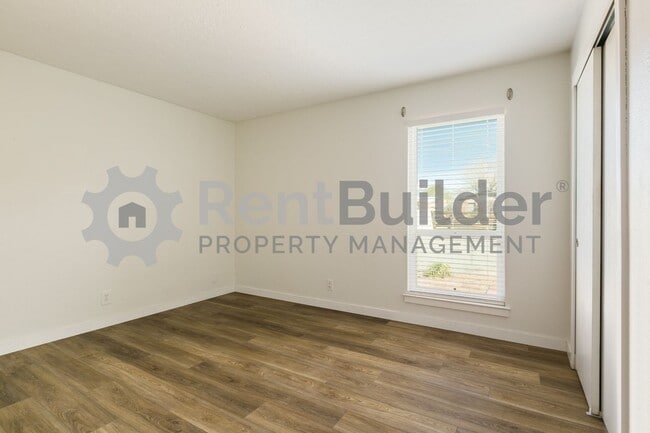 Building Photo - MONTHLY YARD SERVICE INCLUDED JUST IN TIME FOR SPRING!!!