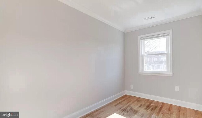 Building Photo - 1046 Elm Rd