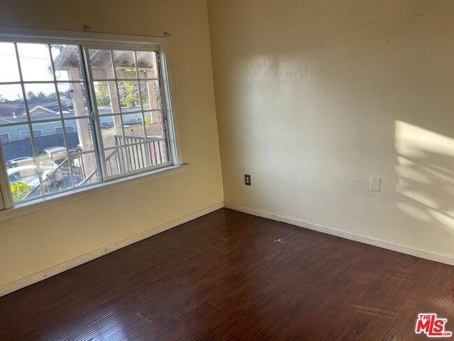 Building Photo - 1005 W 46th St