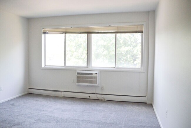 Building Photo - !!Spacious 2 Bedroom 1 bath apartment!!