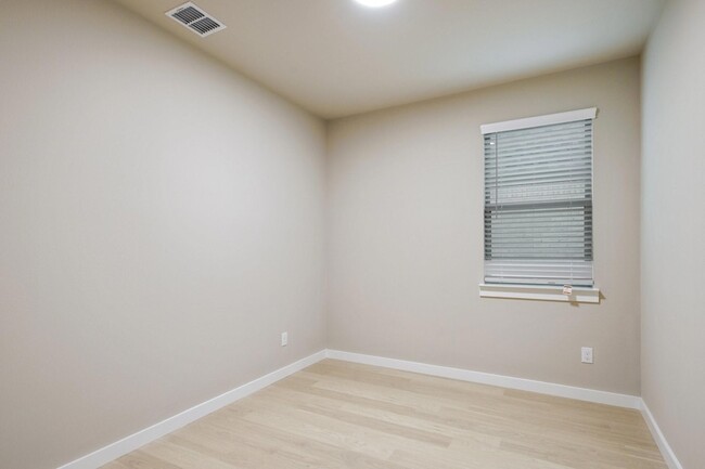Building Photo - 518 Travine Dr