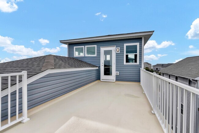 Building Photo - 822 S Topsail Dr