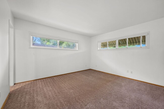 Building Photo - Charming 3 Bedroom 2 Bathroom Home in La M...