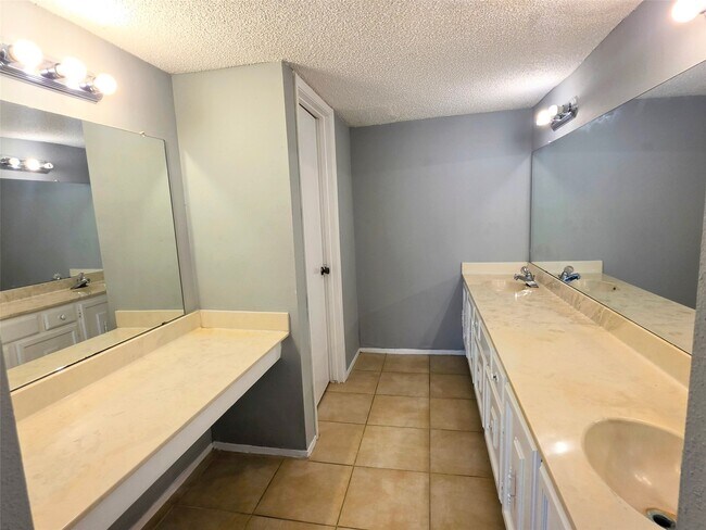 Building Photo - 10526 Chapel Hill Dr