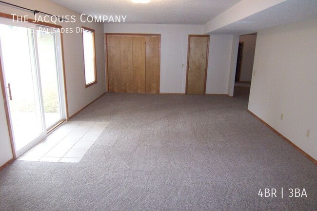 Building Photo - Very Clean 4 Bedroom 3 Bath Walk Out Basem...