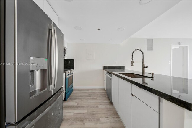 Building Photo - 7601 E Treasure Dr