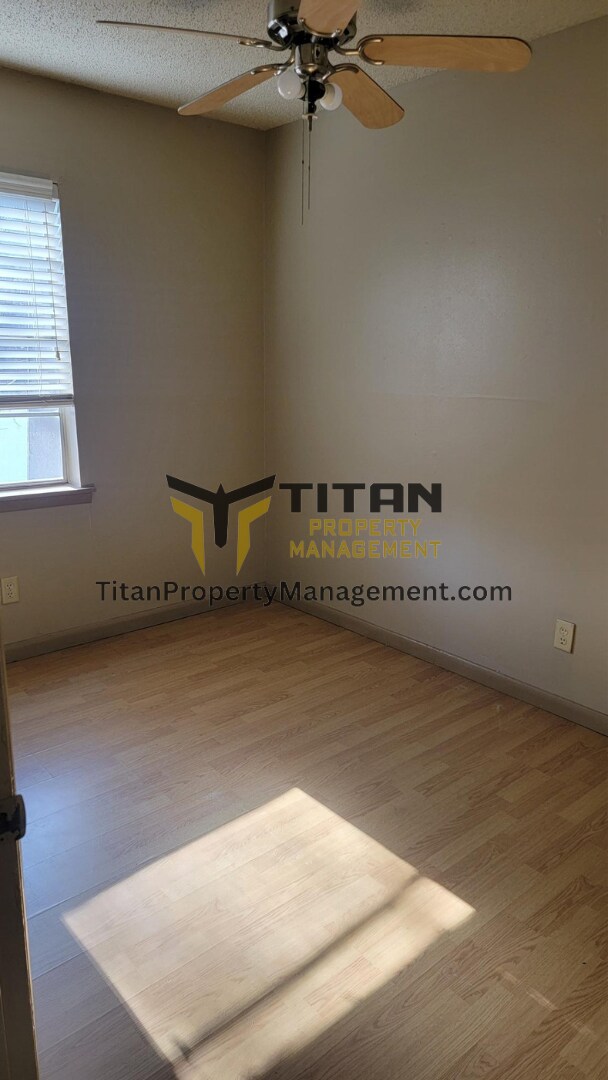 Building Photo - 2 Bed/1 Bath Townhouse with 2 Closets in Main Bedroom!